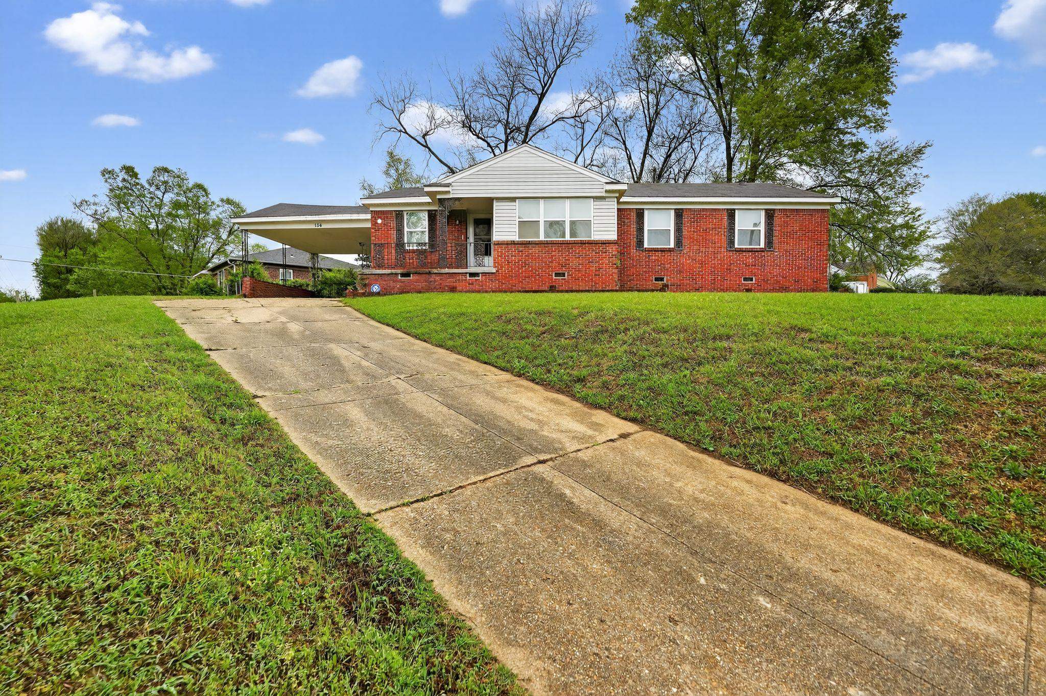 134 West Holmes Road Memphis, TN 38109 - Photo 3 of 30 Ranch-style home with crawl space, a front yard, and brick siding