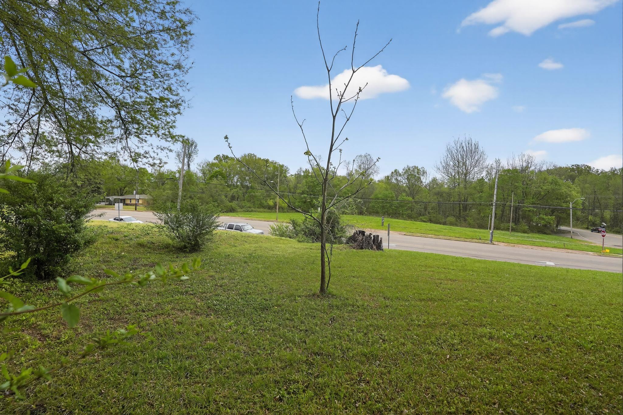 134 West Holmes Road Memphis, TN 38109 - Photo 8 of 30 View of green lawn