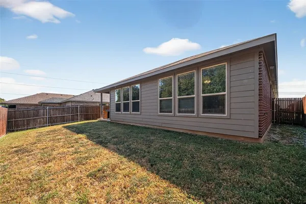 a house view with backyard space