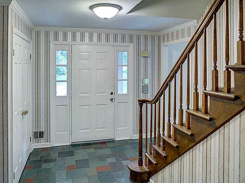 118 Buckingham Road Fox Chapel, PA 15215 - Photo 3 of 25 Entry/Foyer.