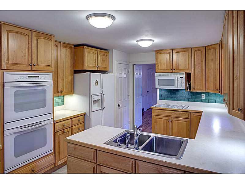 118 Buckingham Road Fox Chapel, PA 15215 - Photo 8 of 25 Kitchen.