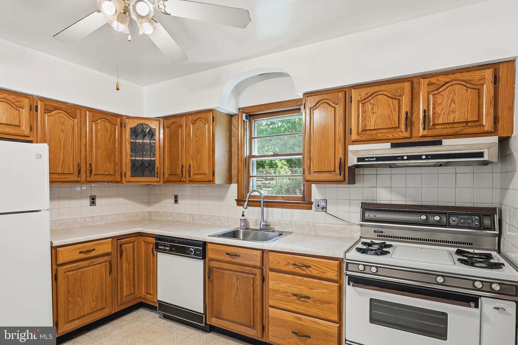 211 Hillendale Avenue Baltimore, MD 21227 - Photo 11 of 38 Kitchen