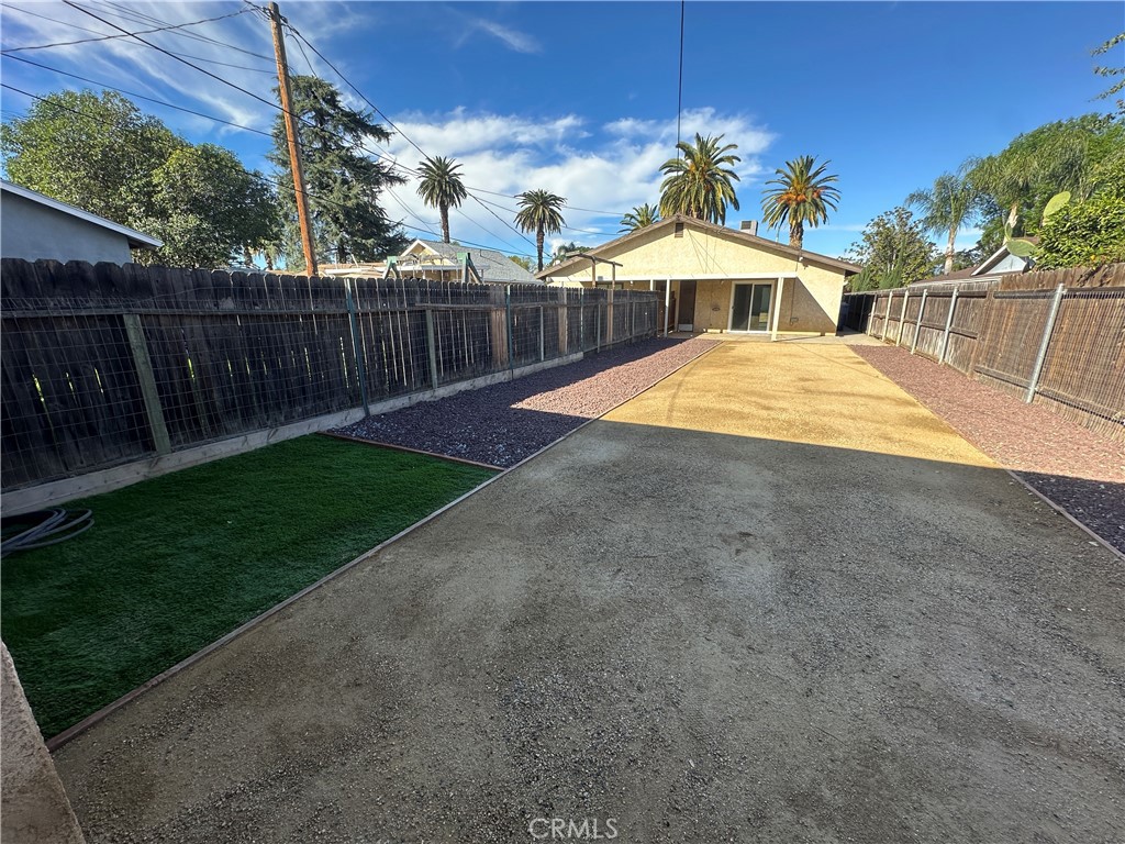 2576 Lime Street Riverside, CA 92501 - Photo 4 of 20