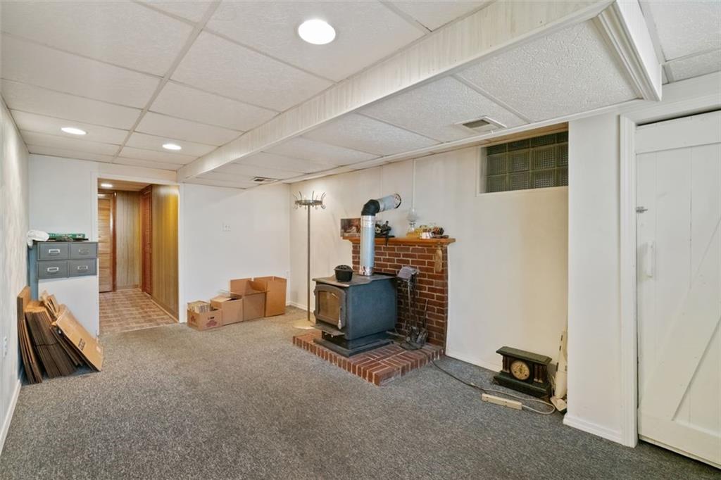 100 Longvue Drive Pittsburgh, PA 15237 - Photo 20 of 25 a room with furniture and a table