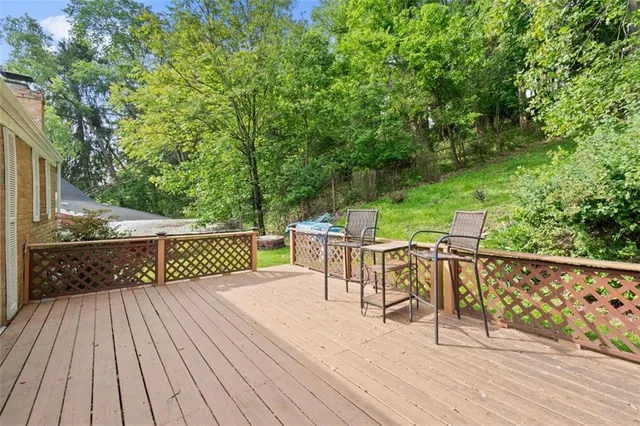 a view of yard with green space