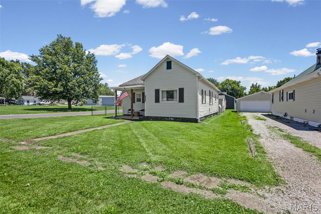 1001 South Macoupin Street Gillespie, IL 62033 - Photo 2 of 38