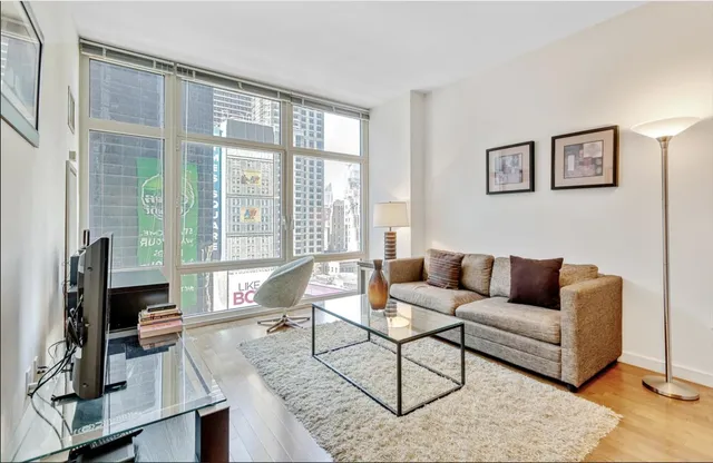 $950,000 | 1600 Broadway, Unit 17E | Theater District