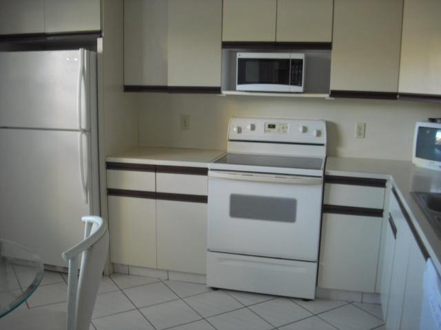 3301 Aruba Way, Unit B2 Coconut Creek, FL 33066 - Photo 2 of 11 Kitchen