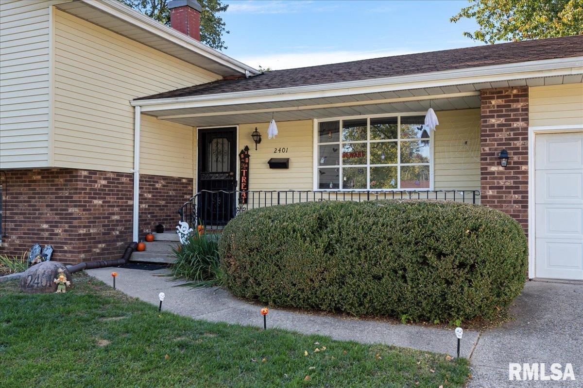 2401 Delaware Drive Springfield, IL 62702 - Photo 4 of 43