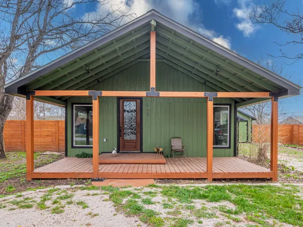 a view of a backyard