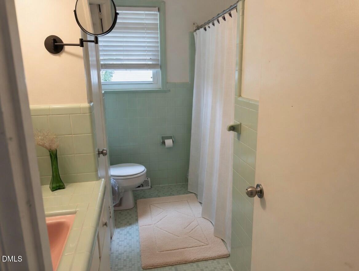 3102 Summit Road Goldsboro, NC 27534 - Photo 17 of 30 a bathroom with a toilet and a shower