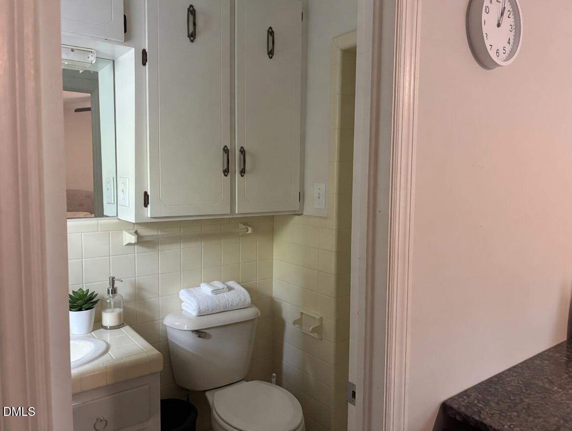 3102 Summit Road Goldsboro, NC 27534 - Photo 18 of 30 a bathroom with a toilet a sink and a mirror