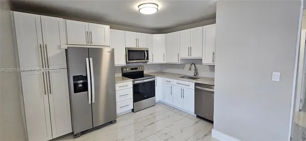 $1,950 | 160 Northwest 14th Street, Unit 9, Pompano Beach, FL 33060