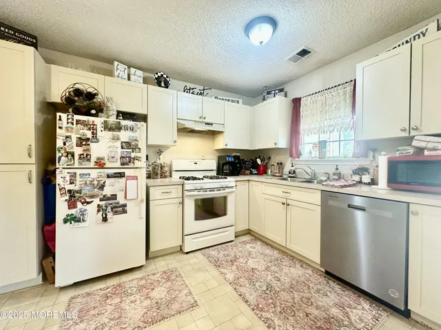 $2,595 | 33 Tulip Lane, Freehold, NJ 07728