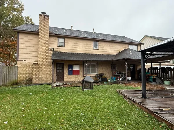 a view of a house with backyard