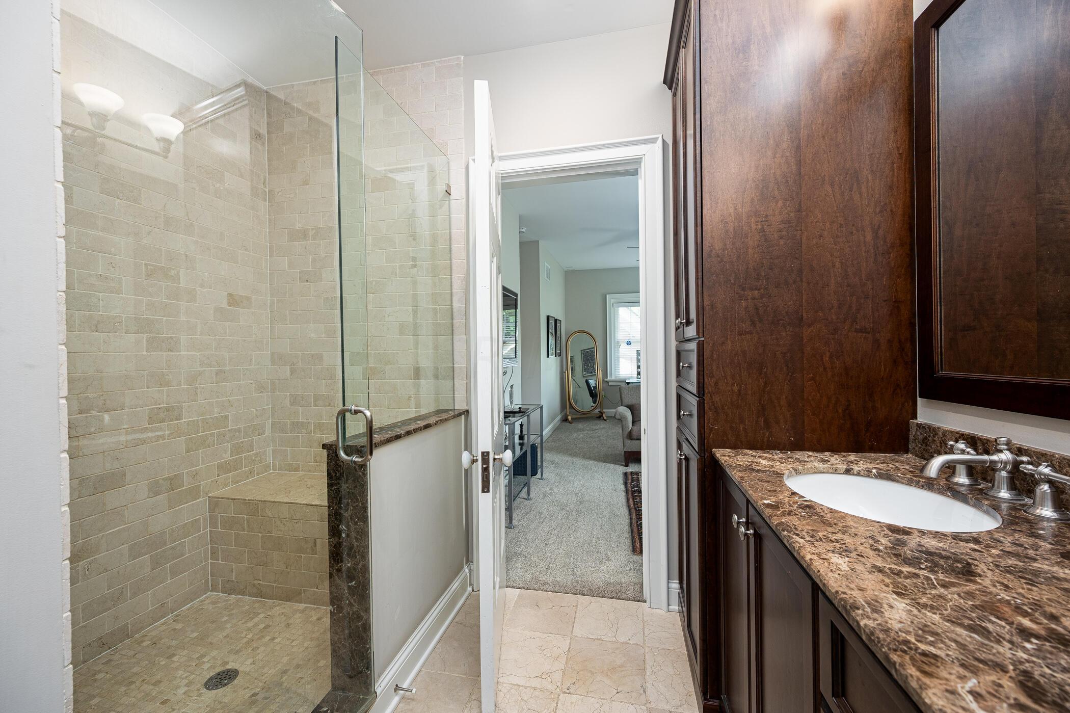 1558 Roxbury Road Columbus, OH 43212 - Photo 31 of 66 Ensuite