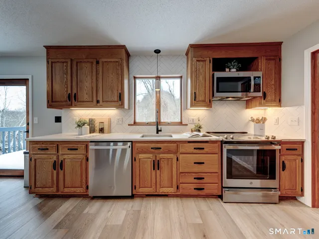 $399,900 | 18 Wesley Road, East Windsor, CT 06016