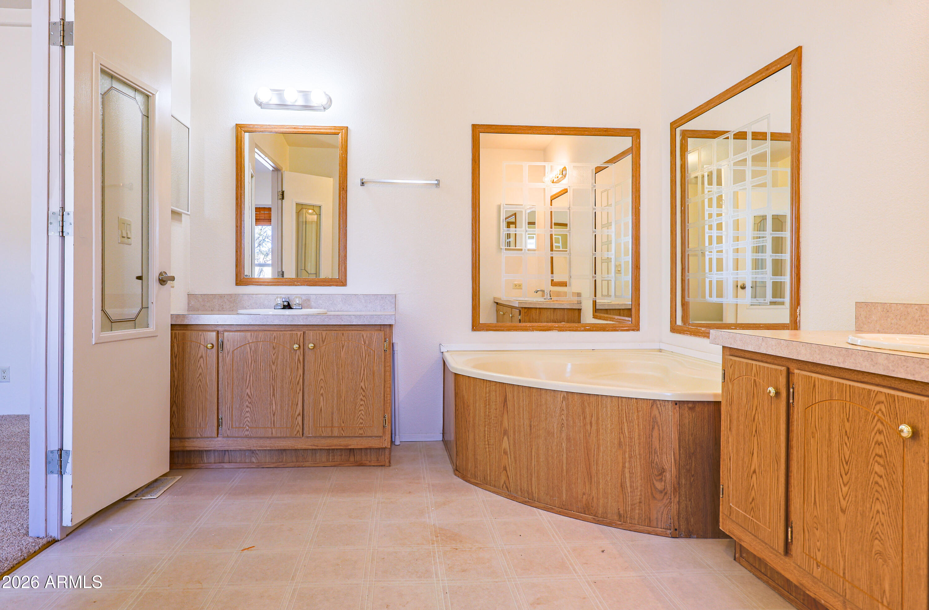 5144 Clearview Road Sierra Vista, AZ 85650 - Photo 20 of 32 a bathroom with a tub sink and mirror