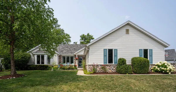 $3,400 | 6429 North Sunny Point Road, Glendale, WI 53217