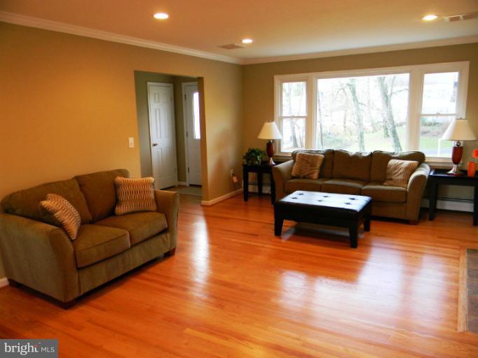 15811 Radwick Lane Silver Spring, MD 20906 - Photo 2 of 24 Living Room