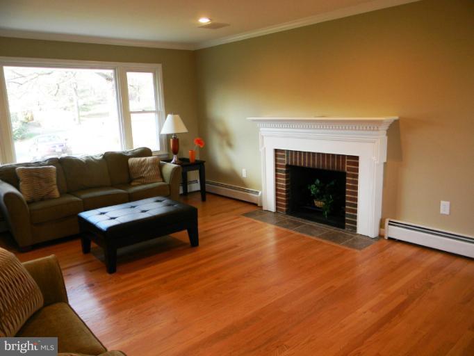 15811 Radwick Lane Silver Spring, MD 20906 - Photo 3 of 24 Living Room