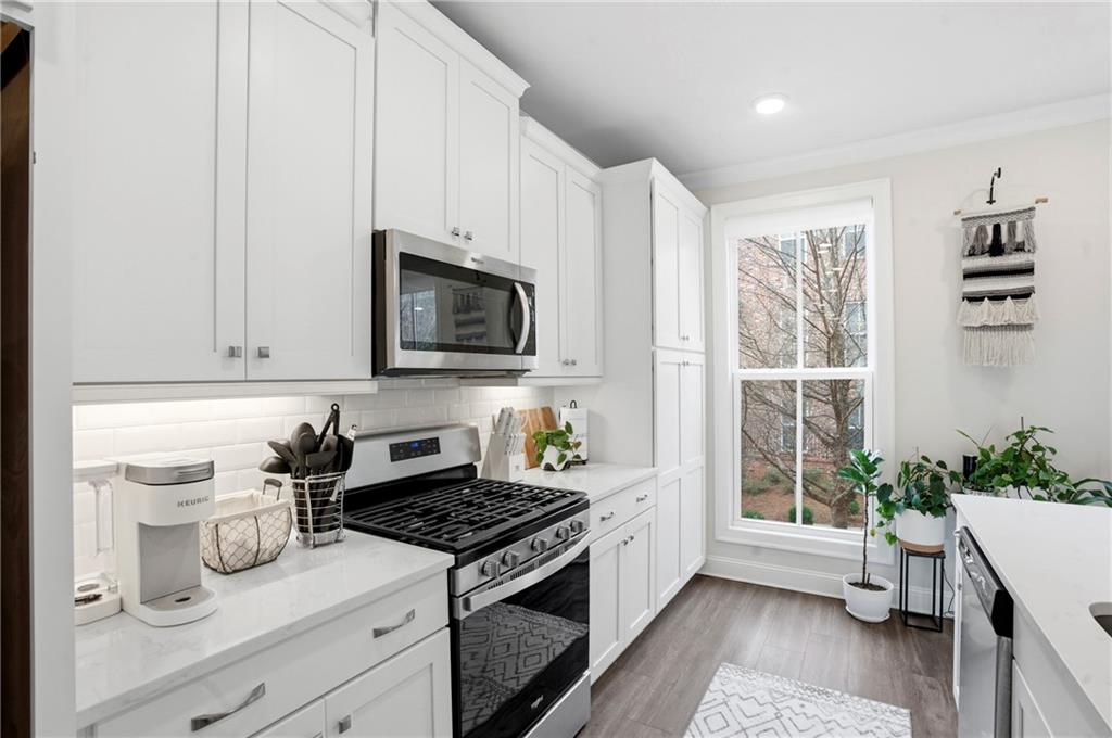 3880 Pr Fld Crossing Suwanee, GA 30024 - Photo 8 of 51 a kitchen with a stove a sink and a microwave