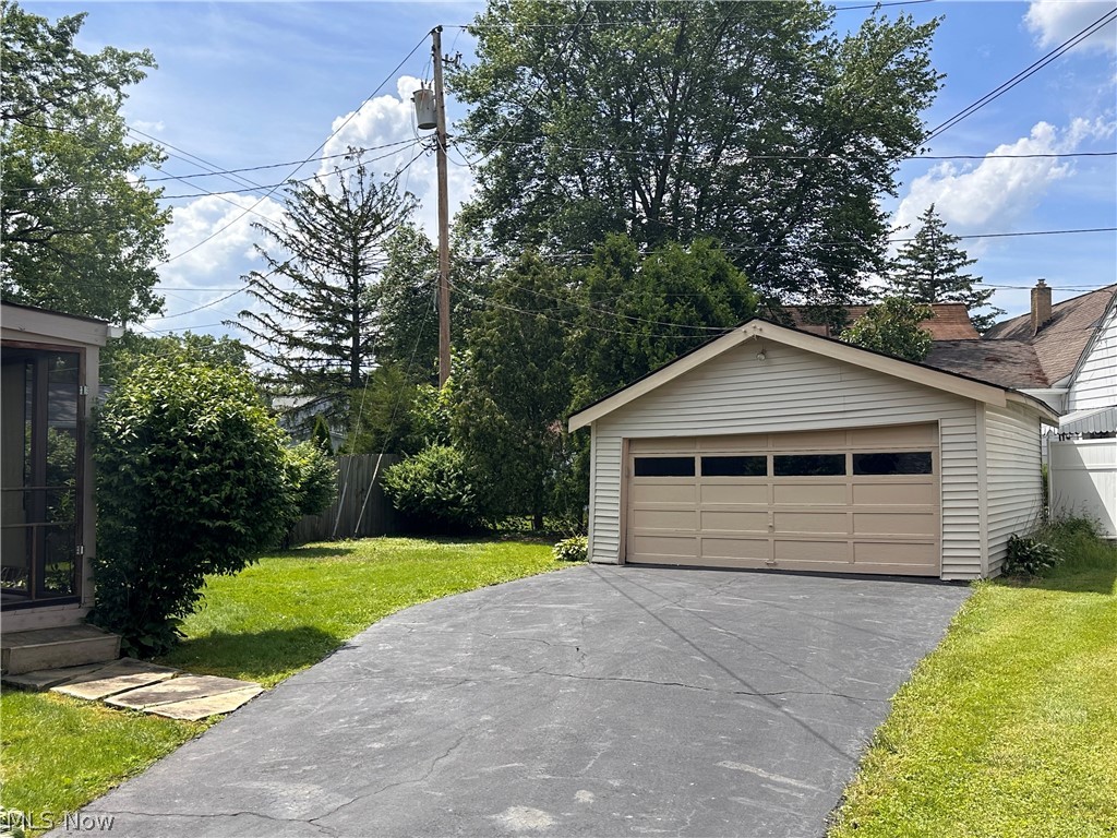 417 Butler Road Northeast Warren, OH 44483 - Photo 25 of 26 Garage with a yard