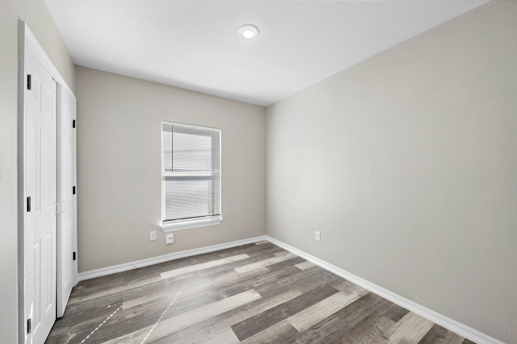 9118 Sandra Street, Unit B Houston, TX 77016 - Photo 6 of 10 an empty room with a window