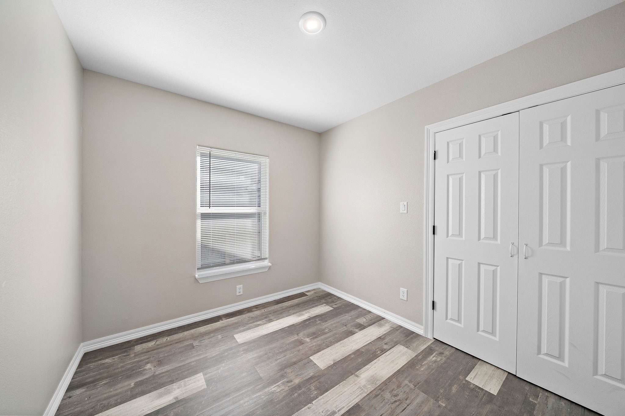 9118 Sandra Street, Unit B Houston, TX 77016 - Photo 7 of 10 an empty room with a window