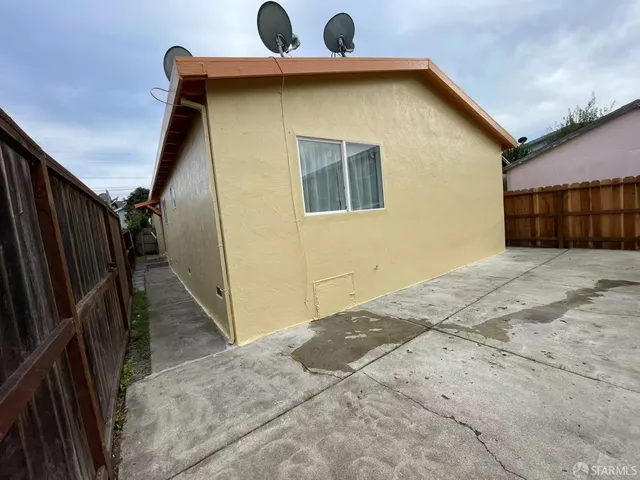 a view of a house with a yard and plants