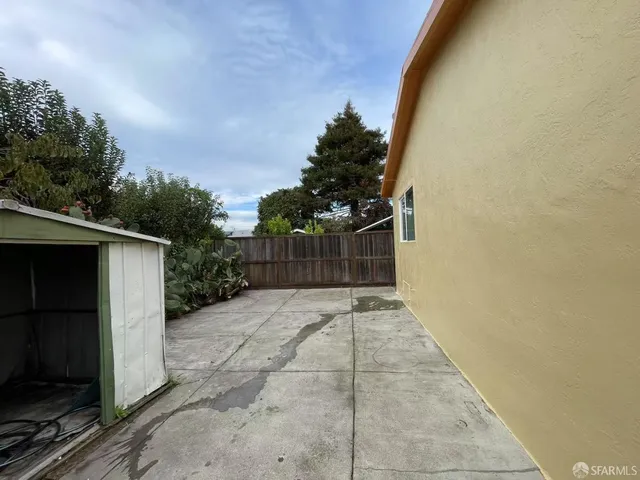 a view of a backyard