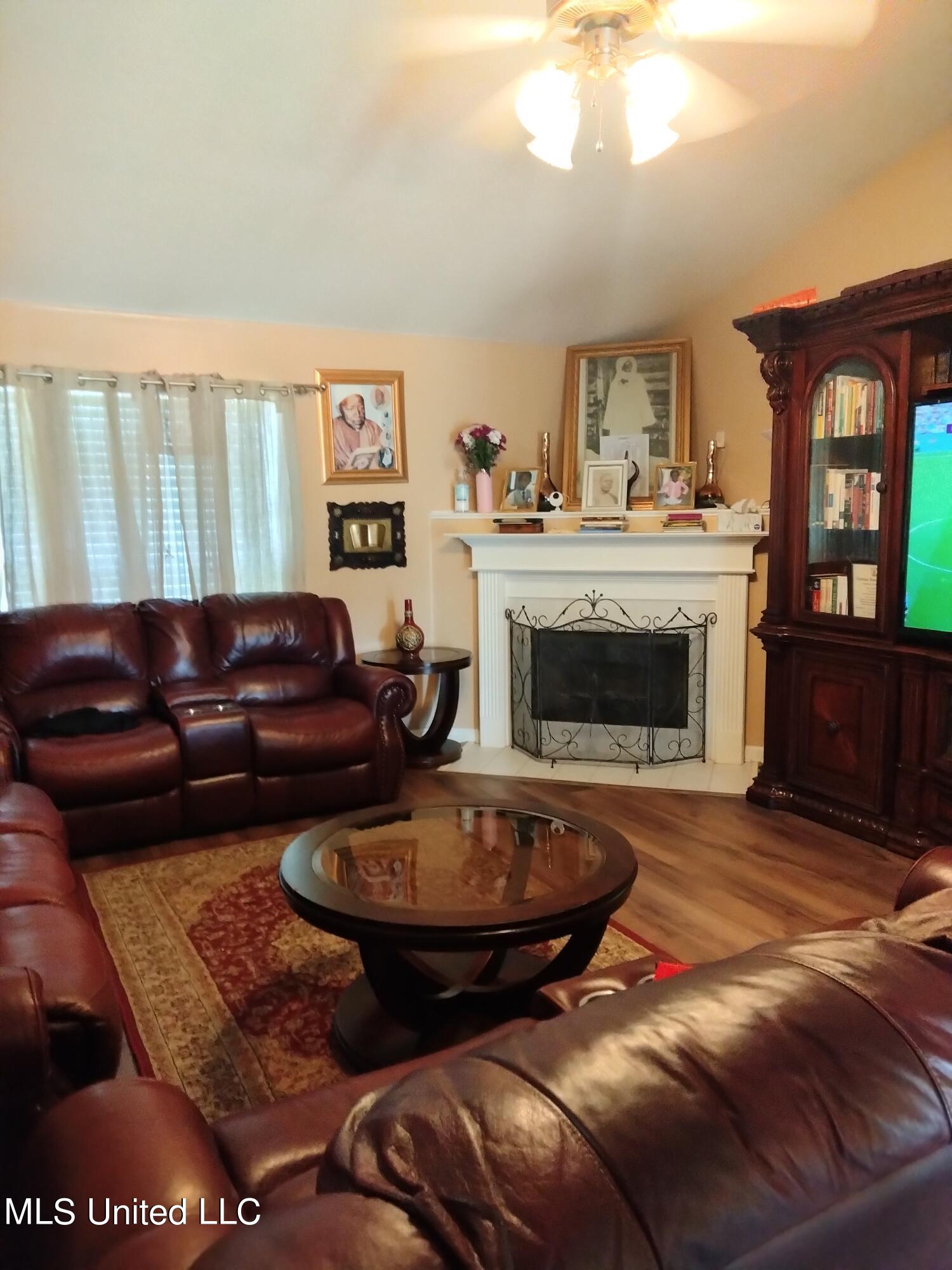 7142 Hurt Road Horn Lake, MS 38637 - Photo 3 of 12 Living Area