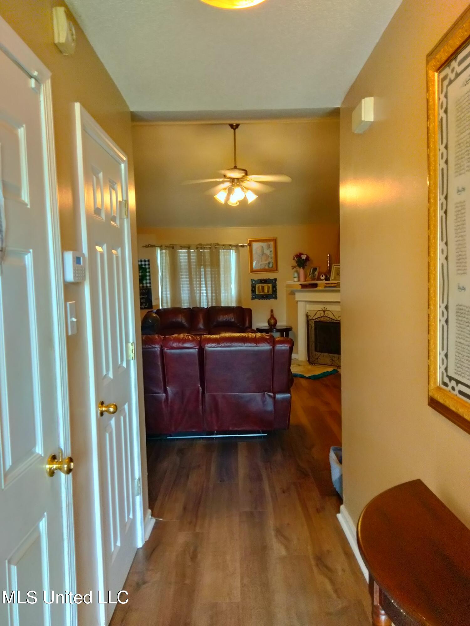 7142 Hurt Road Horn Lake, MS 38637 - Photo 9 of 12 Entryway