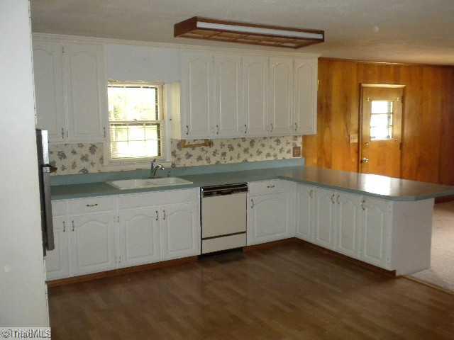 2107 Tippy Road Greensboro, NC 27406 - Photo 5 of 10 Kitchen.