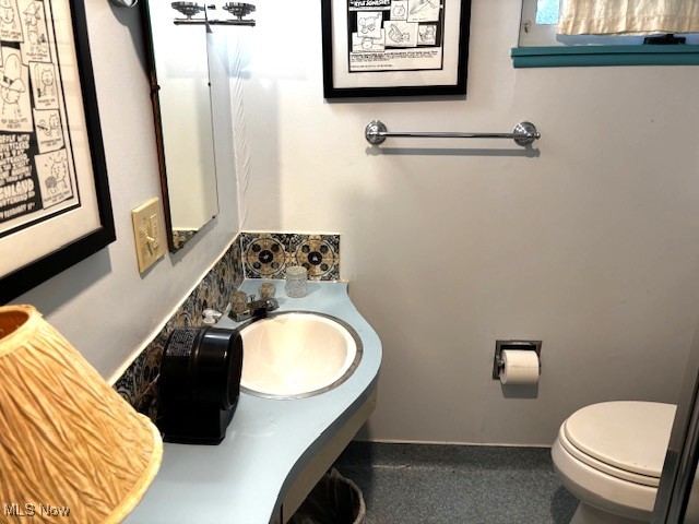 4577 Emerson Road South Euclid, OH 44121 - Photo 20 of 48 f1st floor full bathroom with toilet, shower and vanity