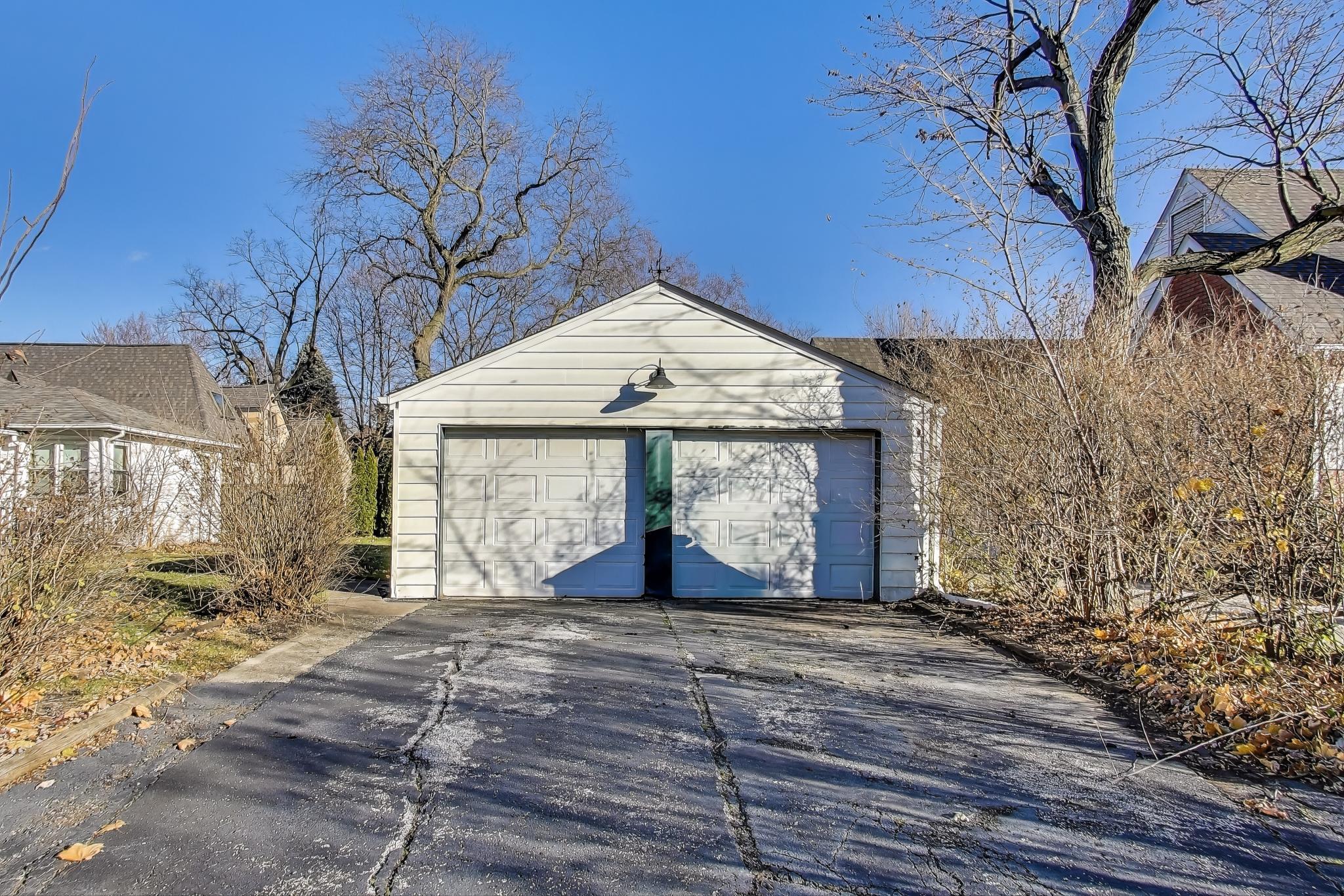 108 Beverly Place Munster, IN 46321 - Photo 33 of 37 2048x1365