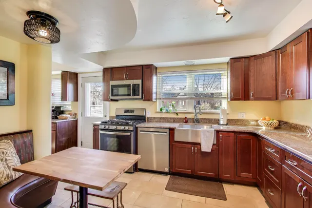 $364,999 | 108 Beverly Place, Munster, IN 46321