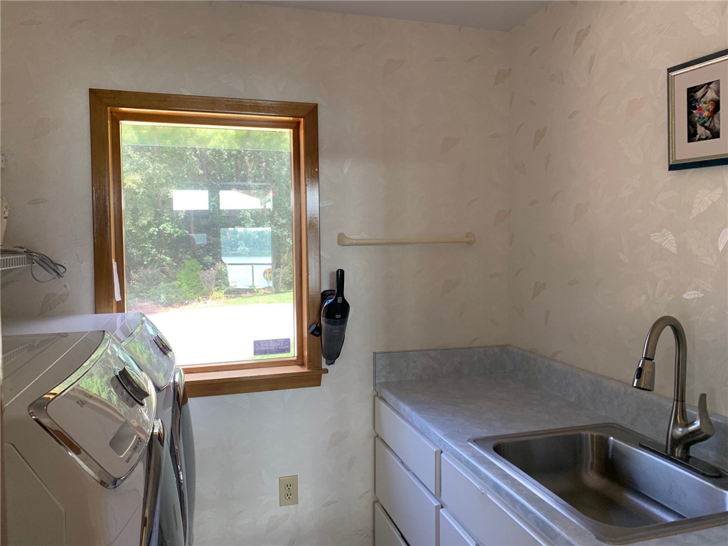 800 Keowee School Road Seneca, SC 29672 - Photo 30 of 39 Laundry room with sink