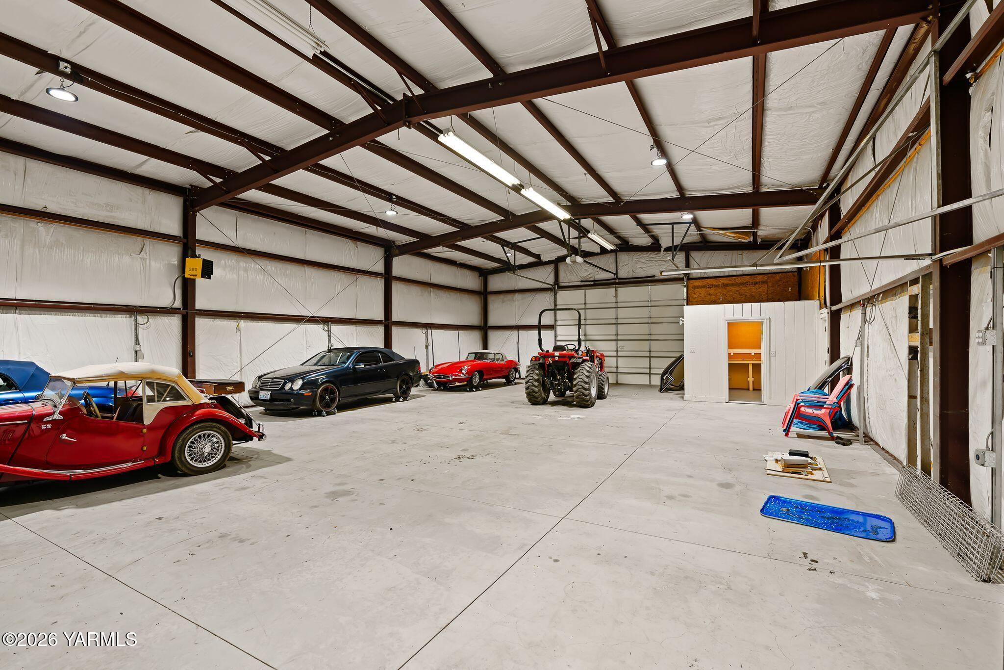 575 Parish Road Selah, WA 98942 - Photo 6 of 36 35_Shop_ExpansiveWorkspace
