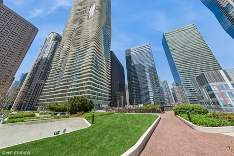 $2,319,000 | 194 North Park Drive, Chicago, IL 60601