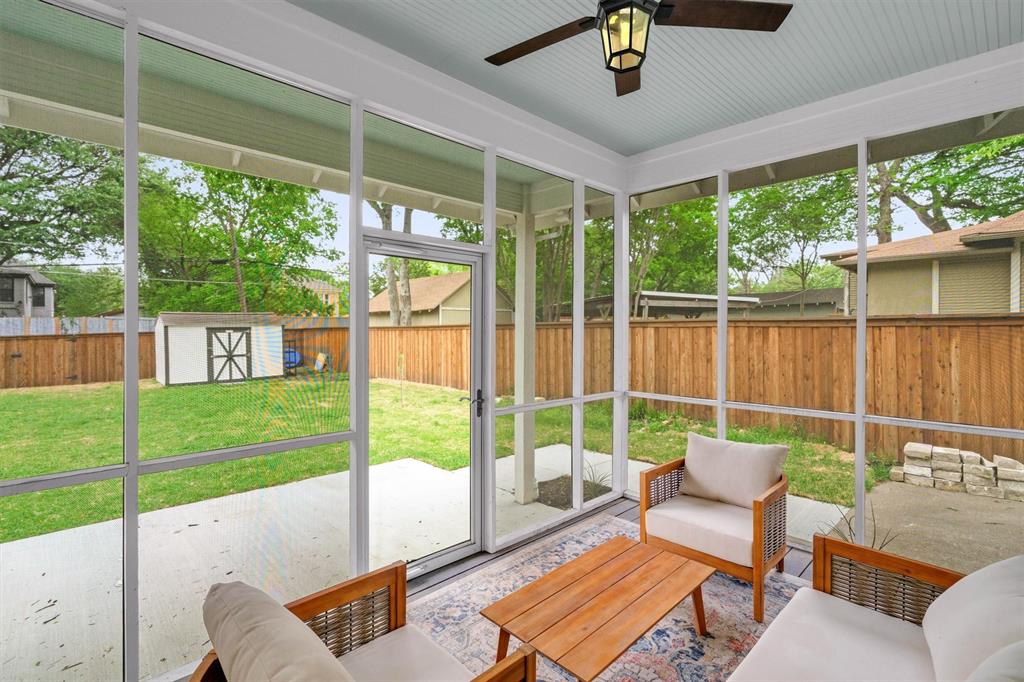 5727 Victor Street Dallas, TX 75214 - Photo 5 of 40 a balcony with furniture