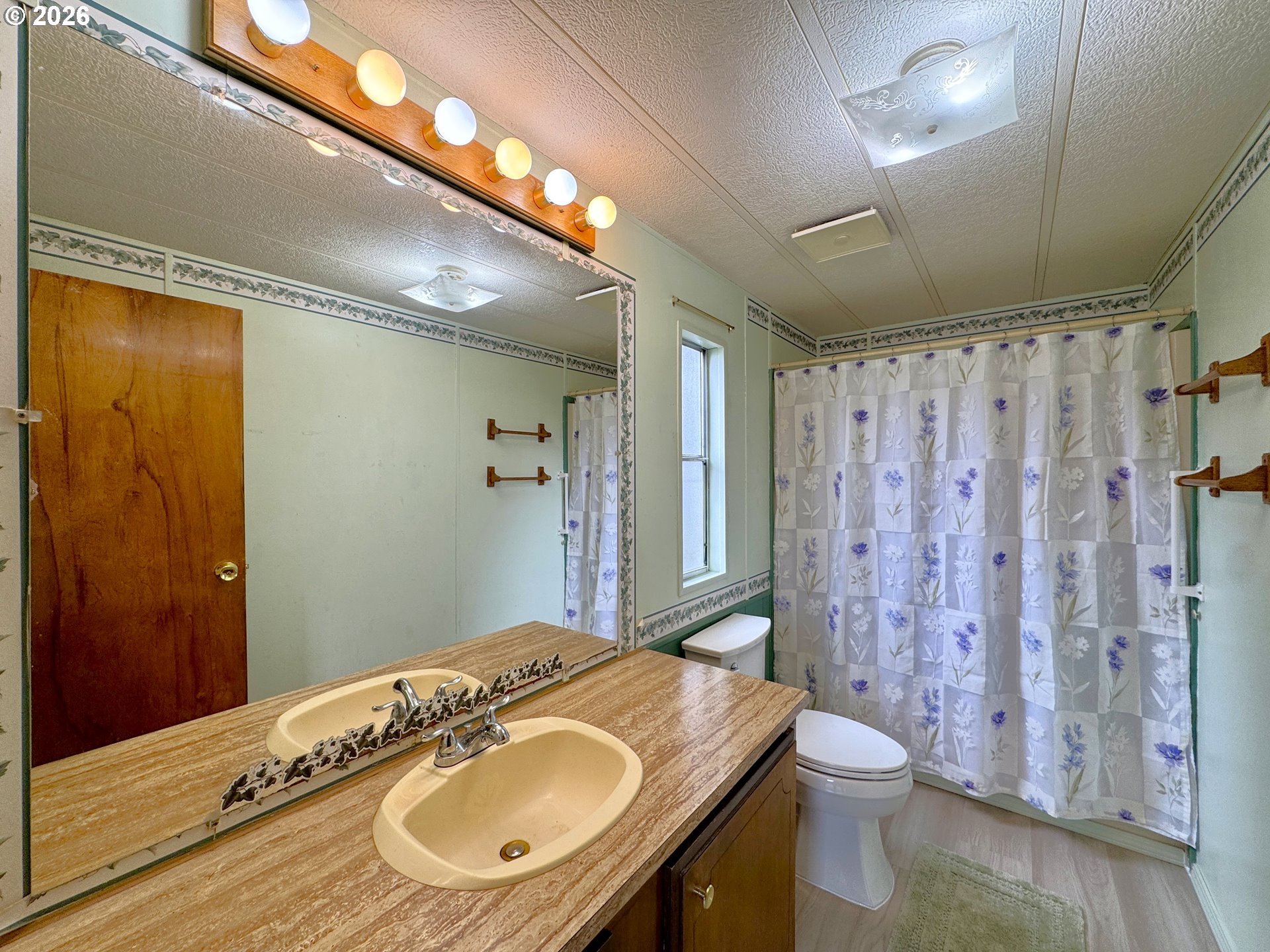 1029 Fifield Street Brookings, OR 97415 - Photo 28 of 44 Owner's Suite Bathroom