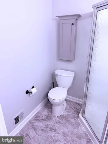 a view of empty room with a ceiling fan