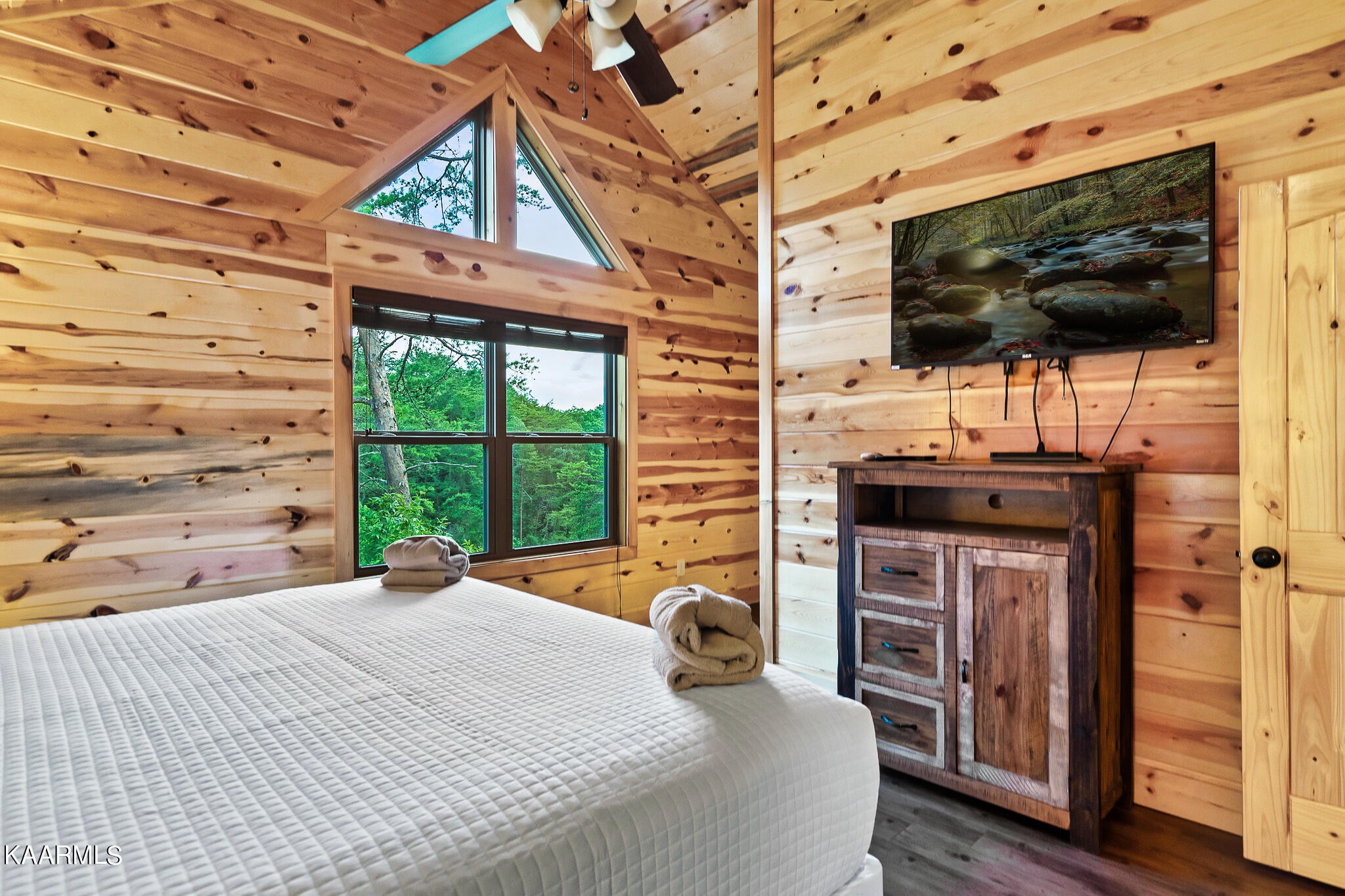 1107 Antelope Way Sevierville, TN 37876 - Photo 11 of 32 a bedroom with a bed and a flat screen tv