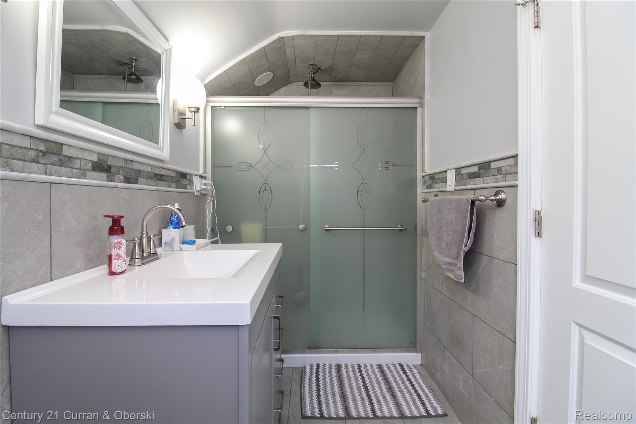 5272 Chase Road Dearborn, MI 48126 - Photo 25 of 47 Second floor full bath