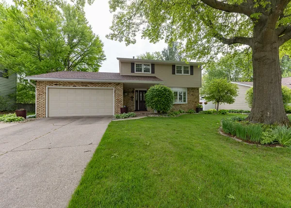 $385,000 | 3805 Kenwood Avenue, Davenport, IA 52807
