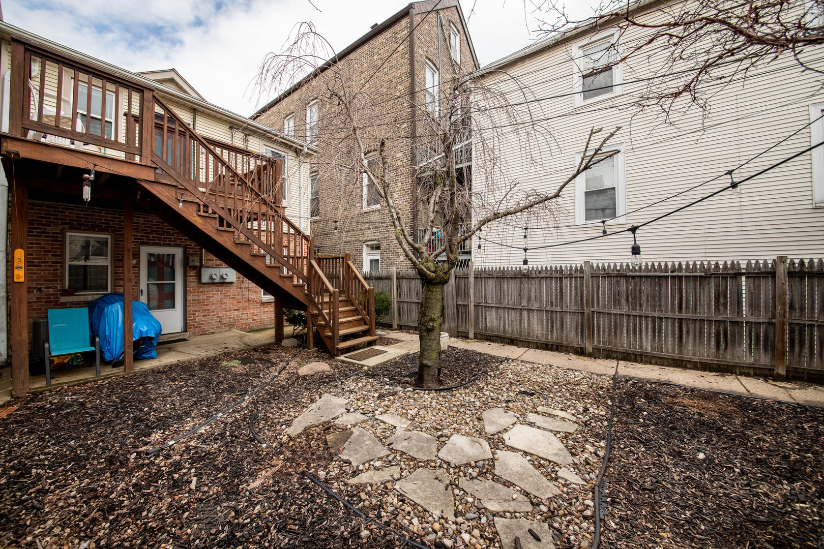 1249 North Cleaver Street, Unit G Chicago, IL 60642 - Photo 17 of 21 a view of a house with wooden fence