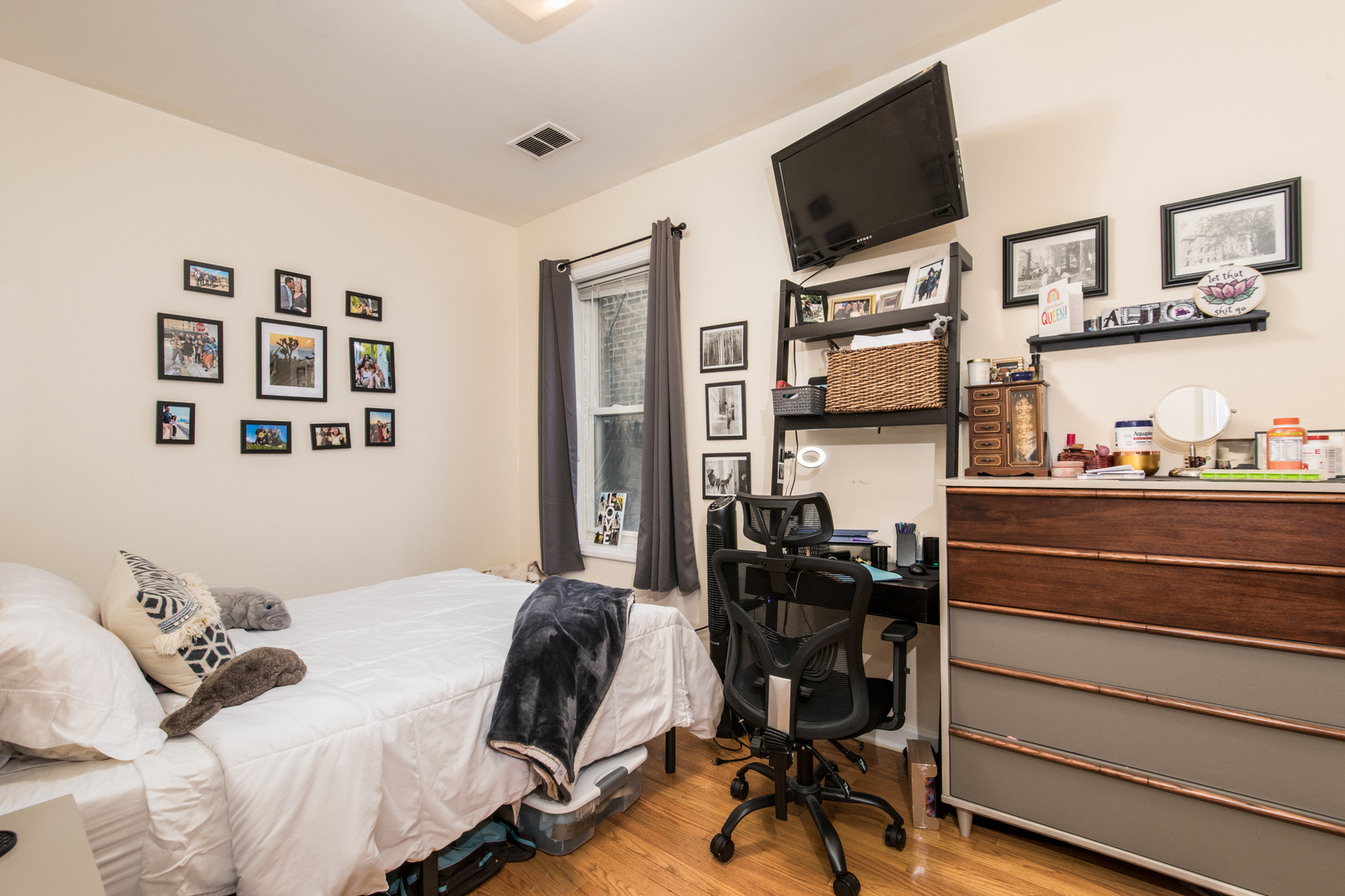 1249 North Cleaver Street, Unit G Chicago, IL 60642 - Photo 10 of 21 a bedroom with a bed and a flat screen tv