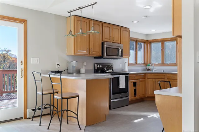 $559,900 | 827 Thompson Road, Thompson, CT 06277