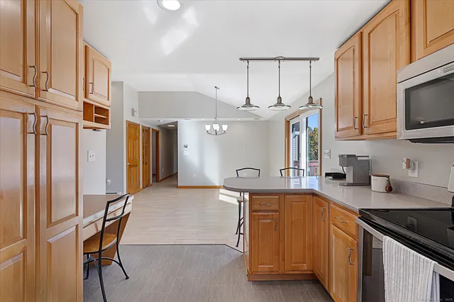 $559,900 | 827 Thompson Road, Thompson, CT 06277